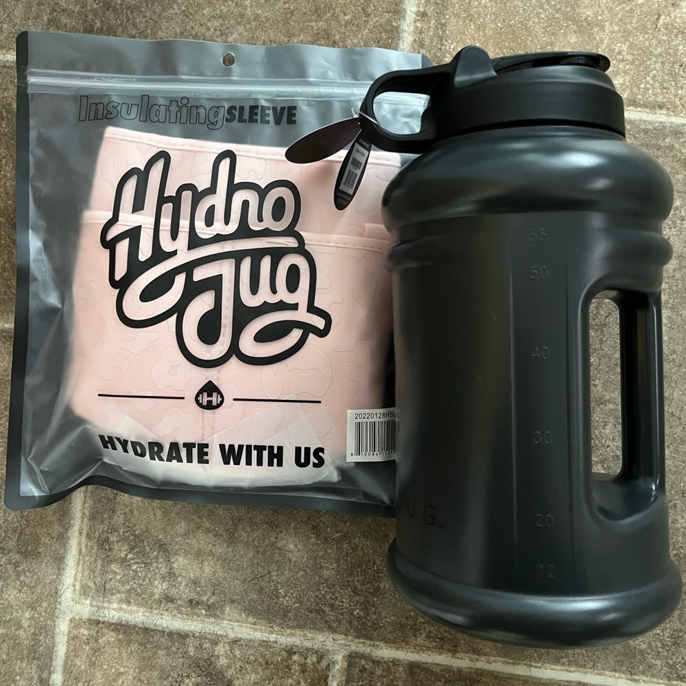 NWT black Hydrojug with pink leopard sleeve and strap - Picture 2 of 3